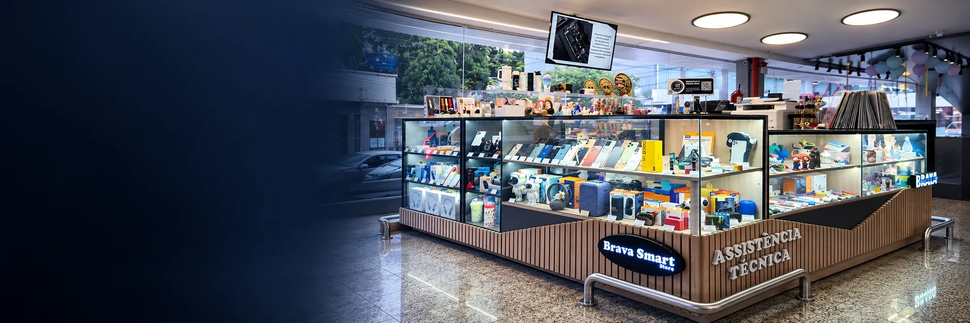 Balcão da Brava Smart Store com celulares e acessórios expostos